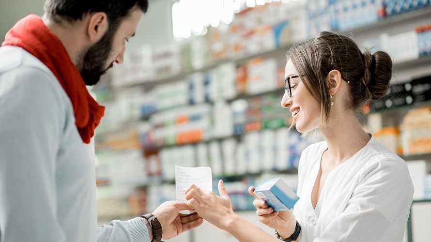 Apothekerin im Kundengespräch Apothekerin bespricht Medikament mit Kunden